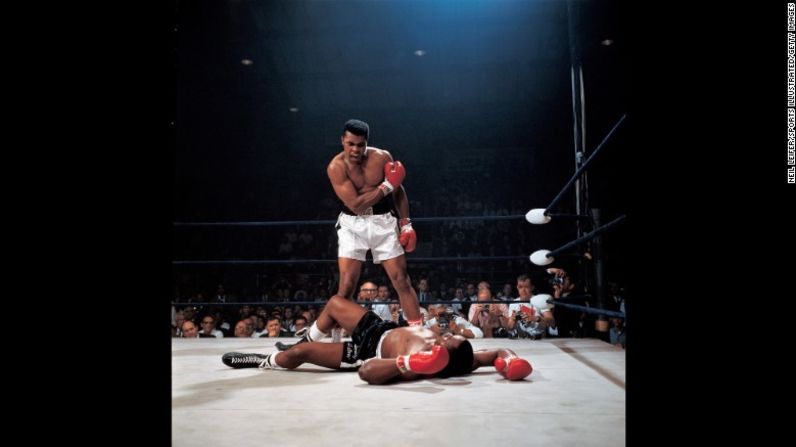 Ali de pie victorioso sobre Liston en un partido revancha en Lewiston, Maine, el 25 de mayo de 1965.