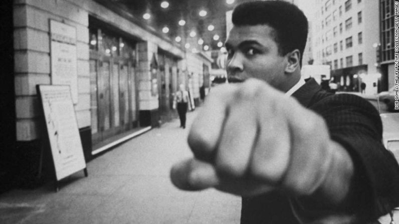 Tras ganar la medalla de oro en los Olímpicos de 1960, Muhammad Ali nunca se apartó de la atención pública. En esta galería exploramos algunos momentos de la vida del autodenominado "más grande".