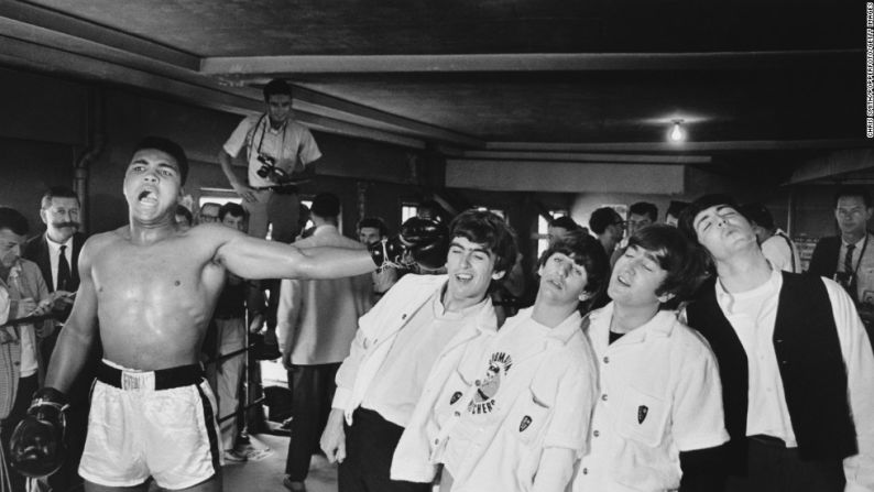 Ali posa para una foto con The Beatles en Miami, durante el entrenamiento para su pelea contra Sonny Liston en 1964