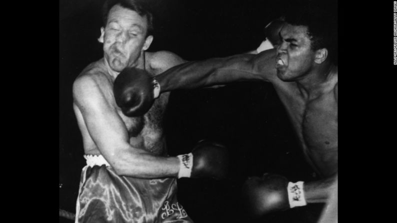 Ali golpea a Brian London en agosto de 1966. Ganó por nocáut en la tercera ronda