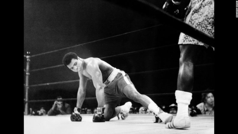 En la llamada "pelea del siglo", Ali y Joe Frazier se dividieron 5 millones de dólares en marzo de 1971 en Nueva York. Frazier ganó por decisión unánime y Ali perdió por primera vez como profesional