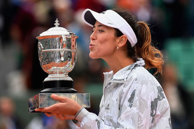 Nada como la victoria. Garbiñe Muguruza besa el trofeo que la acredita como campeona del Roland Garros 2016.