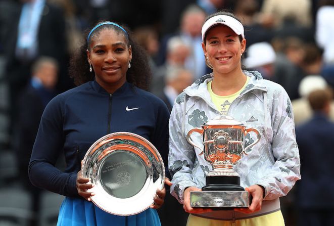 Serena Williams, de EE.UU., y la española de origen venezolano, Garbiñe Muguruza, posan en la entrega de premios del Abierto de Francia. Garbiñe se coronó por primera vez en el Roland Garros.