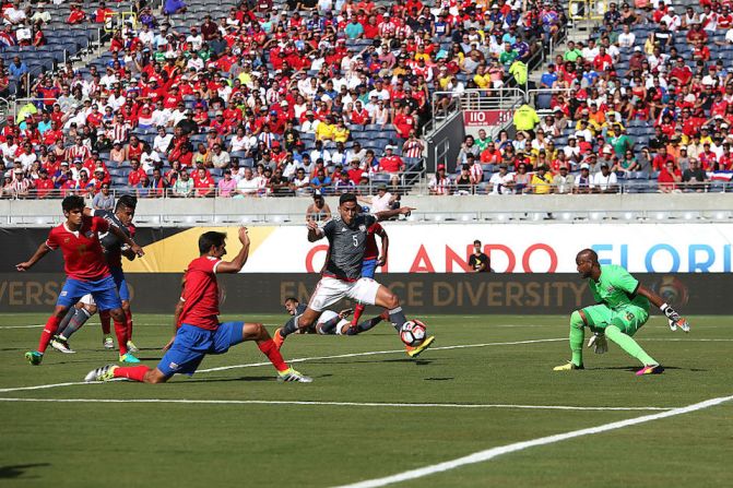 Una llegada peligrosa. El paraguayo Bruno Valdez (centro) en una de las jugadas que los guaranís no pudieron definir. Paraguay y Costa Rica empataron a 0, en su debut en la Copa América.