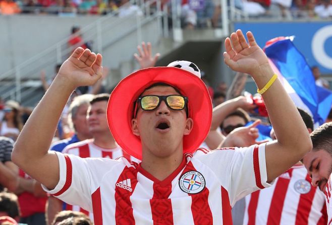 Aficionados de Paraguay apoyando a su selección en su debut en la Copa América Centenario.