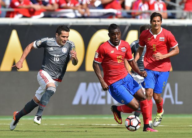 El costarricense Joel Campbell (en el centro) disputa el balón al paraguayo Celso Ortiz . Ticos y guaranís no se hicieron daño, en su debut en la Copa América Centenario.