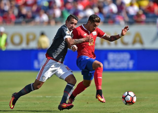 Otro buen duelo. Derlis Gonzalez, de Paraguay (izquierda) y el tico Ronald Matarrita. Empate a 0 en el partido de presentación de Paraguay y Costa Rica.