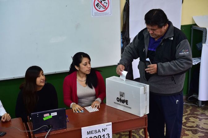 Un hombre sufraga, en Lima, durante la segunda vuelta de los comicios presidenciales en el Perú.