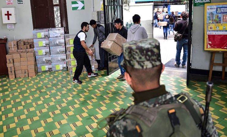 Un militar supervisa la entrega del material electoral para el balotaje en Perú.