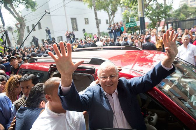 El candidato presidencial del PPK, Pedro Pablo Kuczynski, al salir del centro de votación donde sufragó en los comicios del Perú.