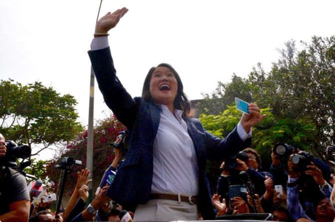 La candidata presidencial de Fuerza Popular, Keiko Fujimori, saluda a los medios de comunicación tras votar en el balotaje presidencial en Perú.