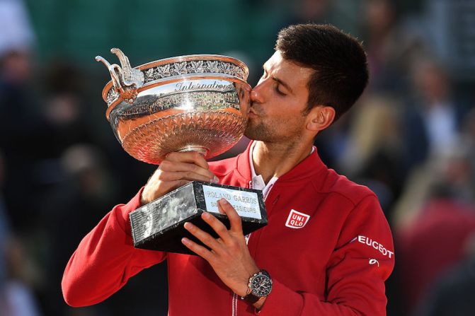 Novak Djokovic besa el trofeo que lo acredita como campeón del Abierto de Francia.