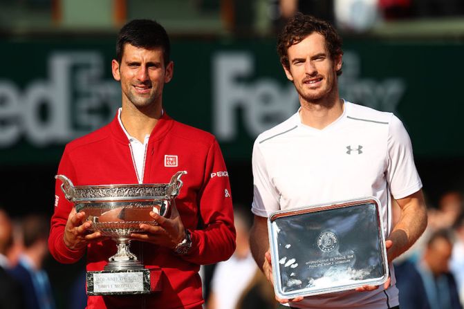 Novak Djokovic, de Serbia, y Andy Murray, de Gran Bretaña, posan en la ceremonia de premiación del Abierto de Francia.