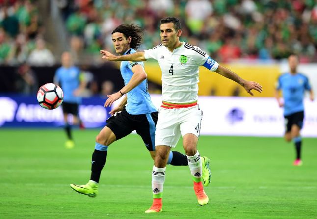 México superó la garra charrúa. Rafa Márquez marcó el segundo gol mexicano.