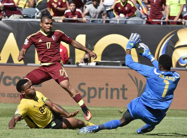 México superó la garra charrúa. Rafa Márquez marcó el segundo gol mexicano.