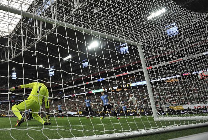 México empezó ganando con un autogol de Álvaro Pereira.