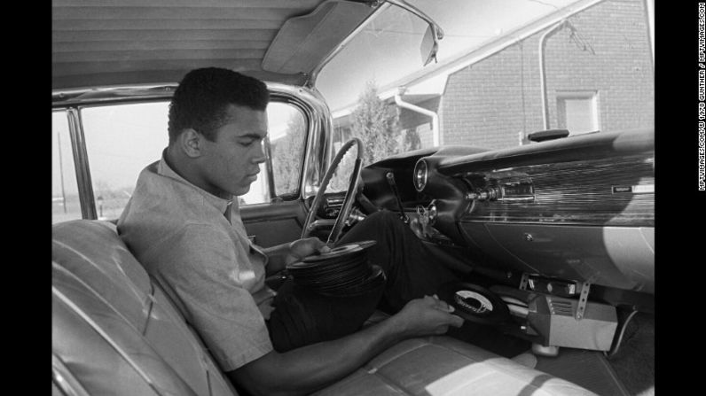 Cassius Clay pone música en su Cadillac modelo 1960 a las afueras de su casa.