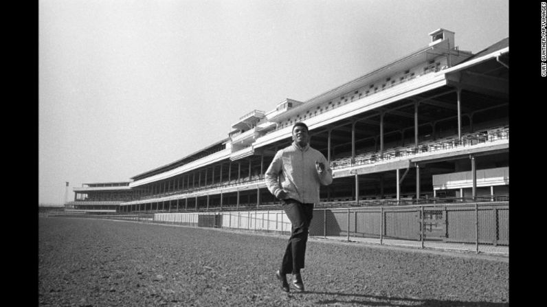 Ali trotando en el famoso Churchill Downs de Louisville (1963), casa del Kentucky Derby.