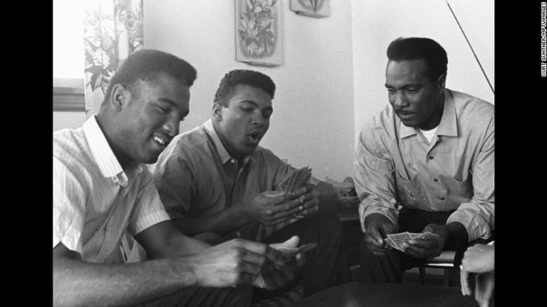 Ali jugando cartas con su hermano y su padre en 1963.