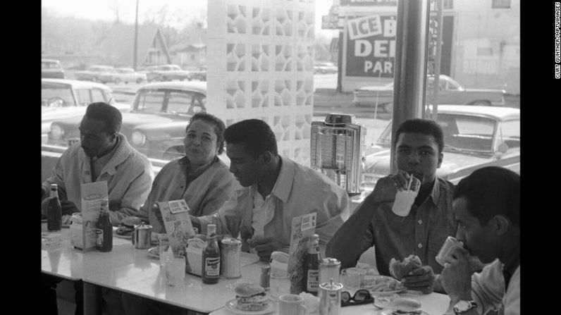 Cassius Clay junto a su padre, el señor Cassius Clay.; su madre Odessa y su hermano Ruddy en 1963.