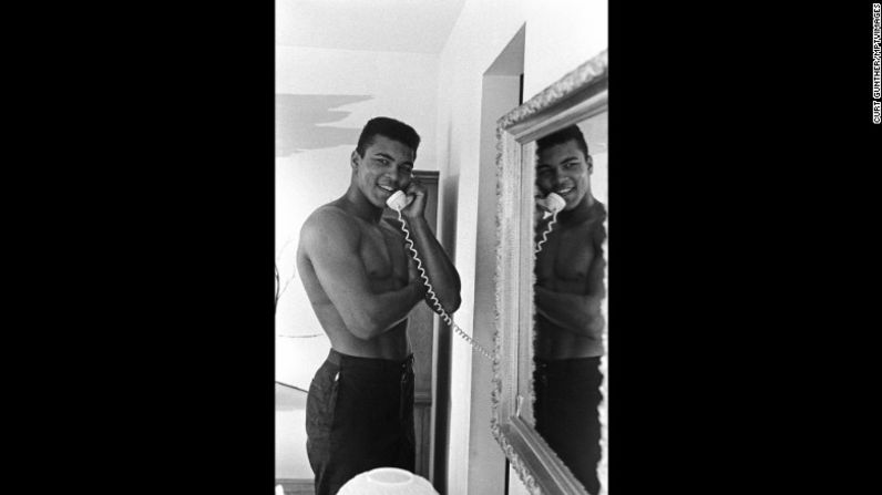 Ali —en ese entonces Cassius Clay— hablando por teléfono en su casa de Louisville, Kentucky, en 1960.