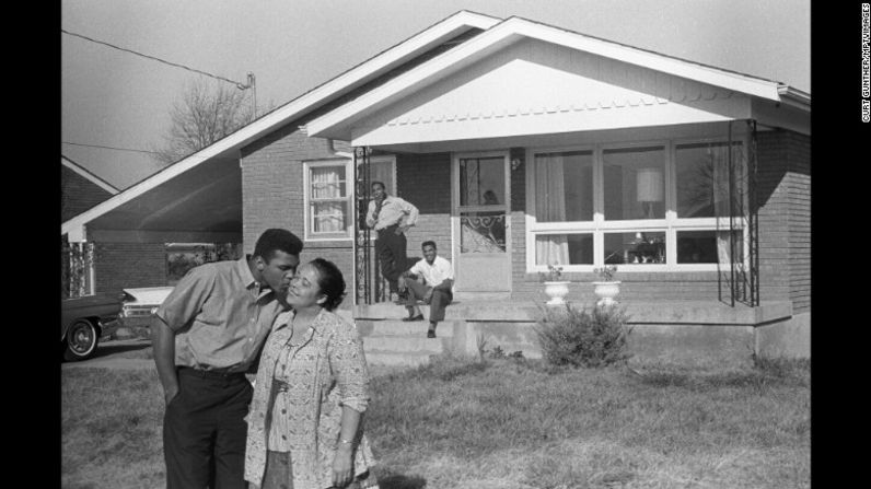 Muhammad Ali, cuyo nombre de nacimiento era Cassius Clay, besa a su mamá, Odessa, frente a la casa de su familia en LouisVille, Kentucky, en 1963, mientras su padre Cassius Clay y su hermano Rudy observaban. Ali se cambió su nombre en 1964 luego de convertirse al islam.