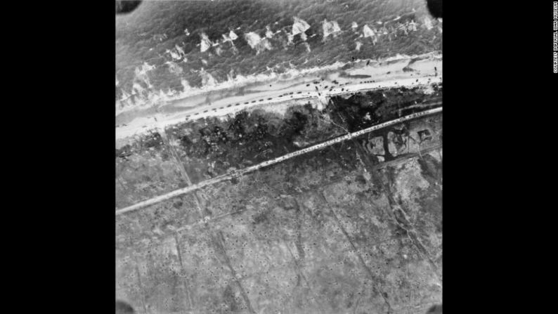 Tráfico acumulado en la playa y en el camino que conduce a Le Hamel, en Francia, durante la llegada de la División de Infantería número 50.