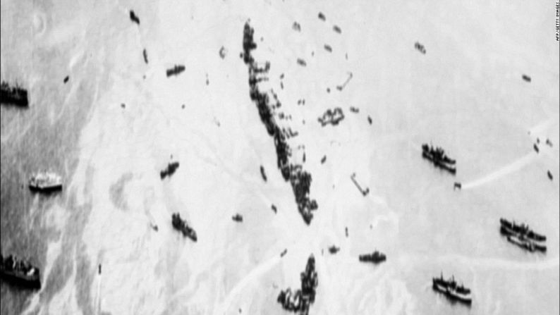 Una vista aérea muestra 32 barcos mercantes estadounidenses intencionalmente hundidos que sirvieron como malecones así como plataformas de defensa antiaérea.