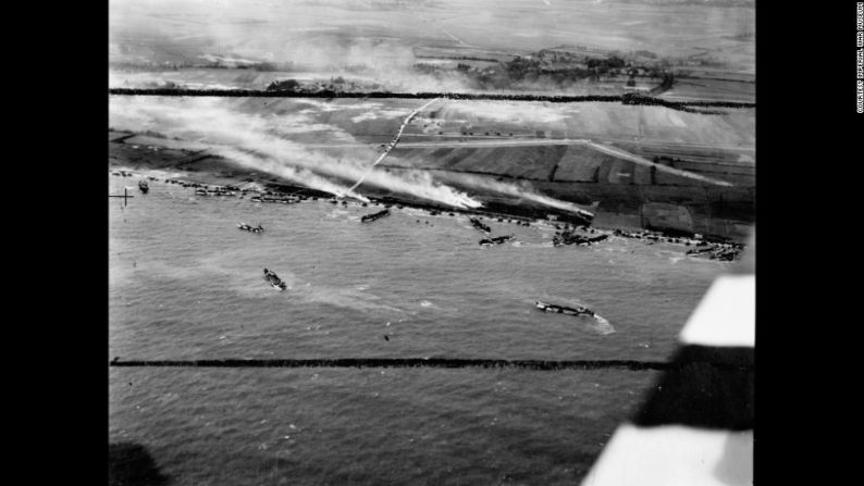 La División de Infantería número 50 del Ejército Británico desembarca en las playas de Normandía. Esta fotografía es parte de una exhibición en el Museo Imperial de Guerra en Londres.
