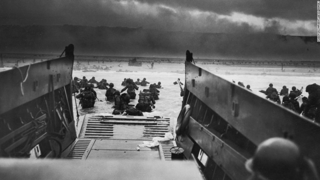 Soldados estadounidenses desembarcando en las playas de Normandía, Francia, el 6 de junio de 1944.