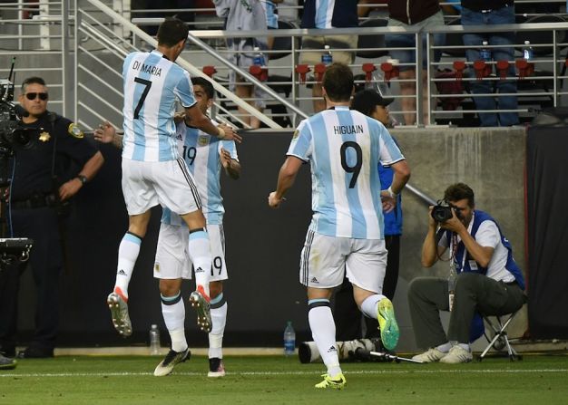 Ever Banega, Angel Di Maria y Gonzalo Higuain celebran el segundo gol frente a Chile (MARK RALSTON/AFP/Getty Images).