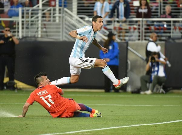 Argentina se impuso 2-1 a Chile, con goles de Ángel Di María y Ever Banega (MARK RALSTON/AFP/Getty Images).