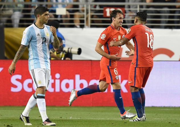 Jose Fuenzalida celebra su gol para Chile, a pocos segundos del final (MARK RALSTON/AFP/Getty Images).