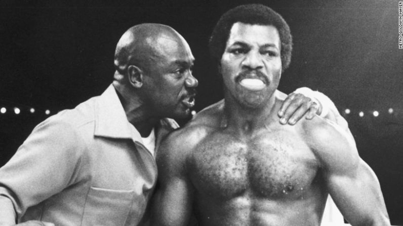 Tony Burton, actor quien interpretó a Tony "Duke" Evers en las películas de la saga Rocky, murió el 26 de febrero a los 78 años. Burton —quien fue campeón de peso pesado de las competencias Golden Gloves en su natal Michigan— interpretó al entrenador de Apollo Creed en las primeras dos películas "Rocky", en las Balboa (Sylvester Stallone) se enfrenta a Creed, una suerte de Muhammad Ali.