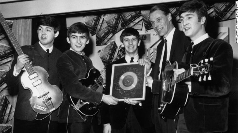 George Martin, el ‘quinto Beatle’, falleció el 9 de marzo a los 90 años. Martin, quien produjo algunos de los discos más importantes de Los Beatles, murió "pacíficamente en su casa" en Inglaterra. El ‘quito Beatle’ fue reconocido mundialmente como uno de los talentos más creativos de la música.