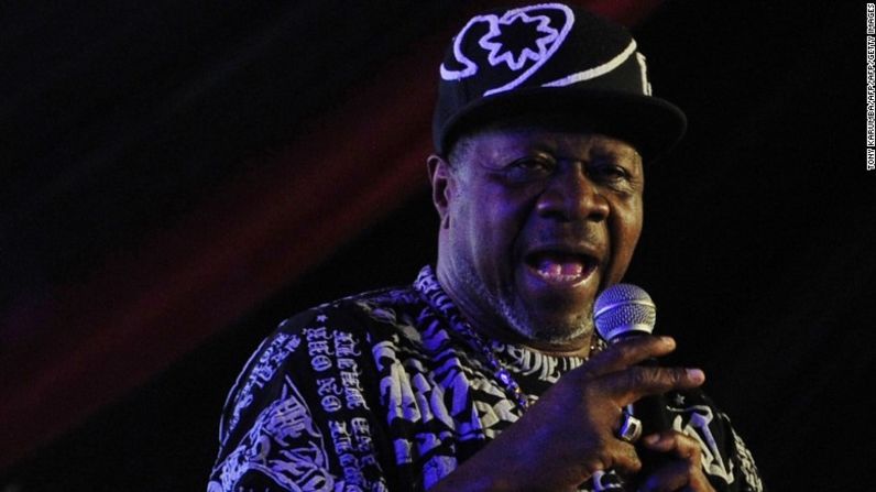 Papa Wemba, el ‘Rey de la Rumba’ africana —uno de los músicos más extravagantes y populares de África—murió el 24 de abril de 2016 en Costa de Marfil tras desplomarse en el escenario. Wemba, tenía 66 años, fue considerado por el mundo como el icono de la música congoleña gracias a la fusión de su herencia africana con el pop occidental, el rock y el rap.