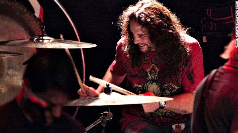 El baterista Nick Menza, que formó parte de muchos de los álbumes más exitosos de Megadeth, murió el 22 de mayo después de que se desplomó en el escenario durante un espectáculo. Tenía 51 años.