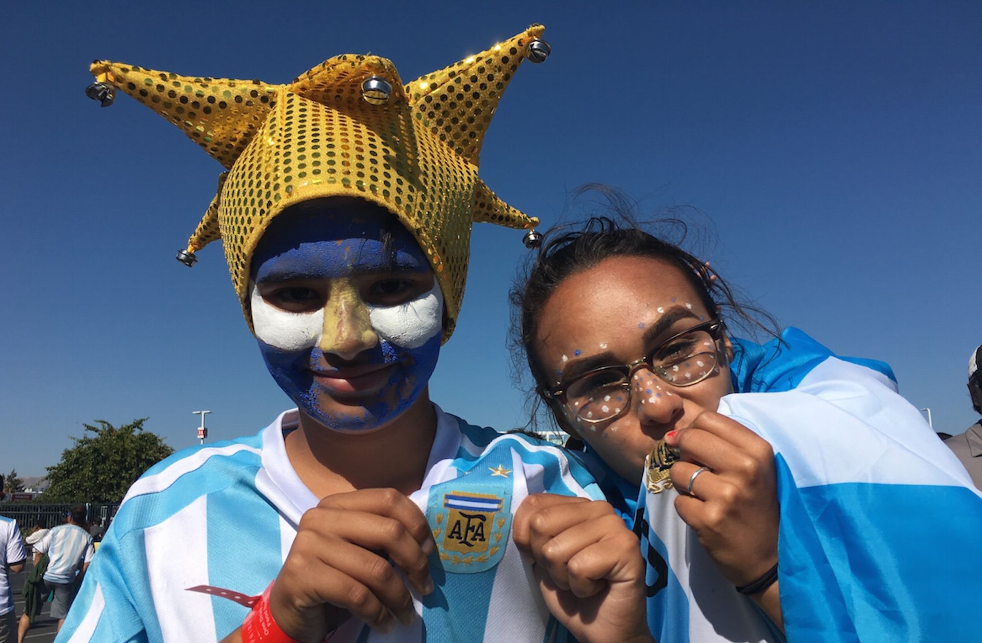 CNNE 292649 - fanaticos argentinos besando la camiseta