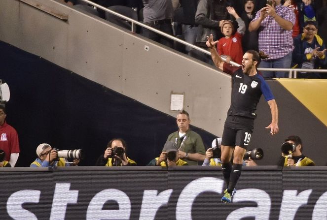 Graham Zusi celebra el cuarto gol.