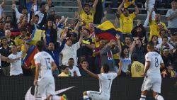 El delantero colombiano Carlos Bacca marcó de cabeza ante Paraguay.