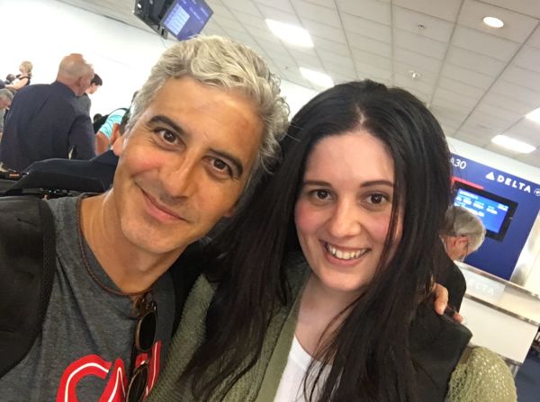 El equipo de CNN en Marcha en la terminal del aeropuerto Hartsfield Jackson de Atlanta, a minutos de abordar el vuelo que los lleva a San Francisco.