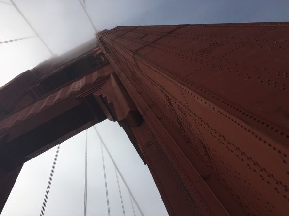 El detalle de uno de los pilares del Golden Gate.