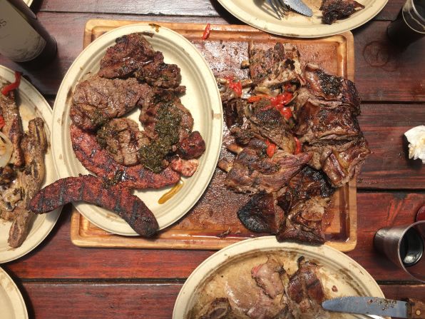 Mientras hablaban con CNN en Marcha, los hinchas disfrutaban de un tradicional asado argentino.