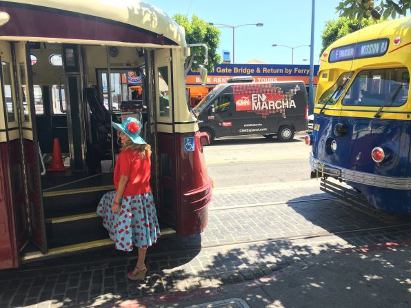 La camioneta de CNN en Marcha a las afueras del restaurante argentino.