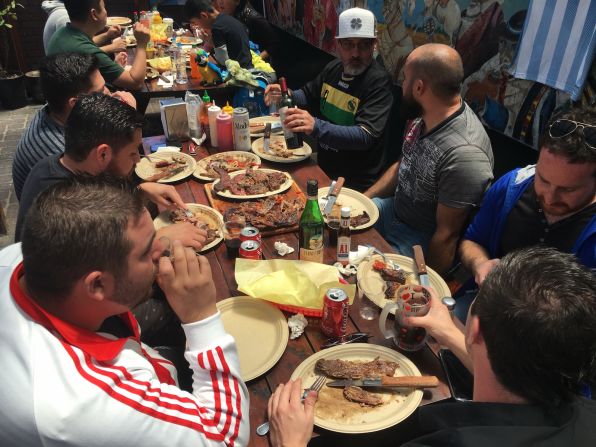 Este grupo de hinchas albicelestes nos contaron que estaban seguros de que Argentina ganaría el partido de la revancha contra Chile.