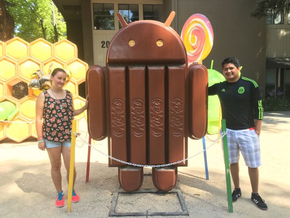 Dos fanáticos que asisten a la Copa América Centenario, aprovechan el día libre de juegos para visitar las oficinas de Google en Mountain View.