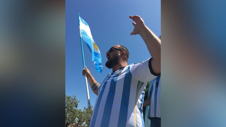 Vitorando "decíme que se siente" y ondeando la bandera de Argentina, los hinchas se hicieron sentir en Santa Clara.