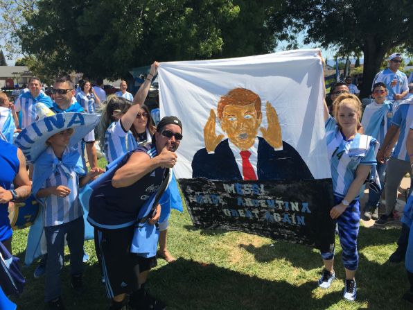 Donald Trump también estuvo presente en el "banderazo por Argentina". En la pancarta se puede leer: "Messi made Argentina great again".