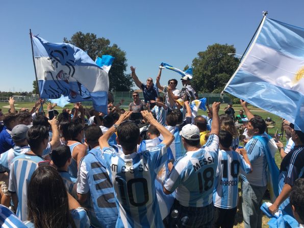 Pero los fanáticos que "armaron lío" en Santa Clara fueron los argentinos.