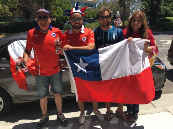La mañana de CNN en Marcha comenzó buscando a hinchas de La Roja, como estos chilenos que realizaron viajes largos para llegar a Santa Clara.